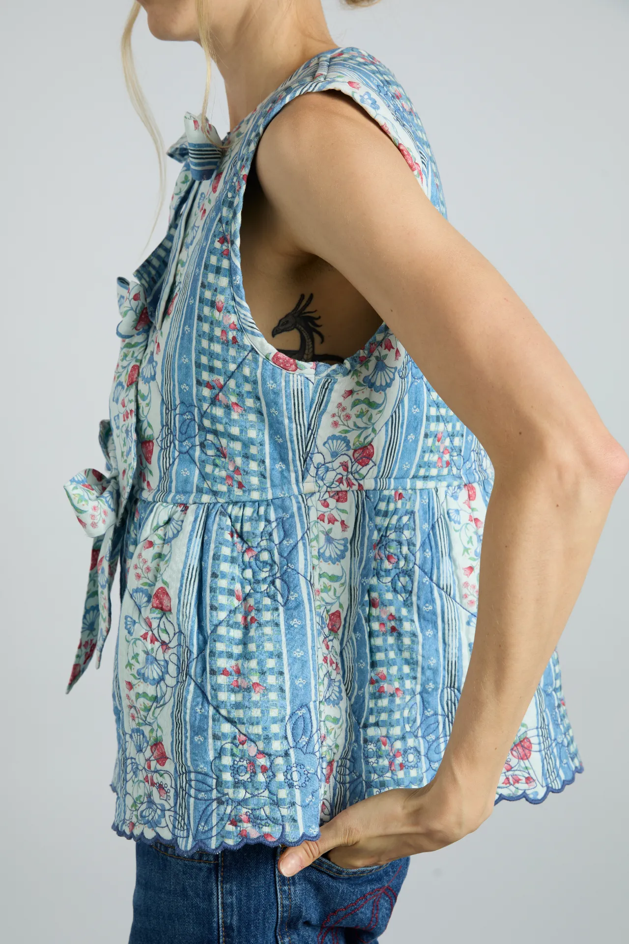 catrin gilet - wallpaper floral